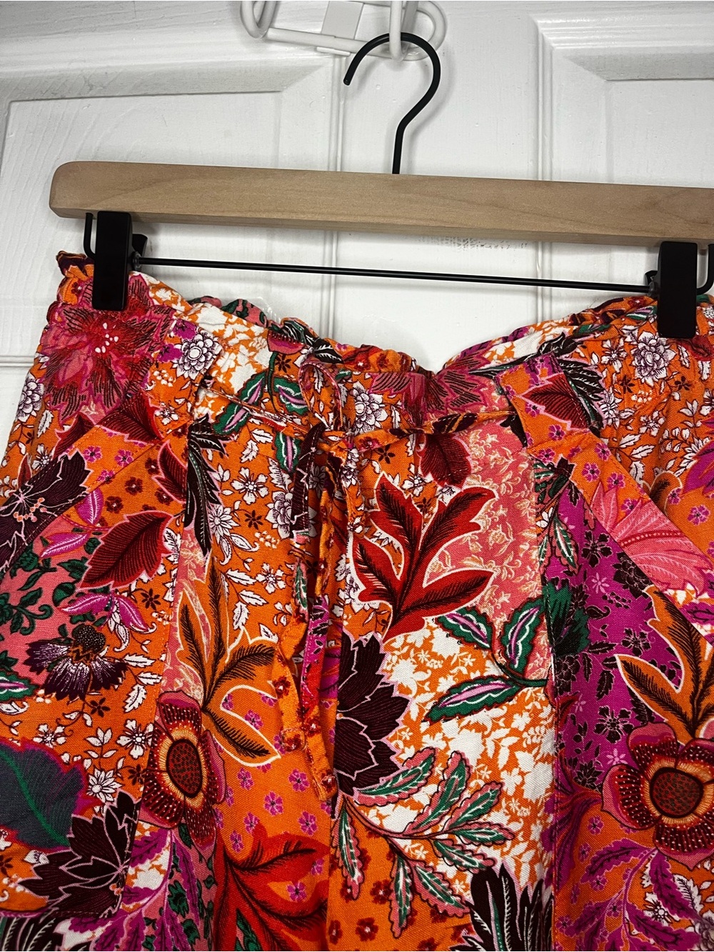 LOFT Floral pants  in Orange and Pink - Picture 3 of 9